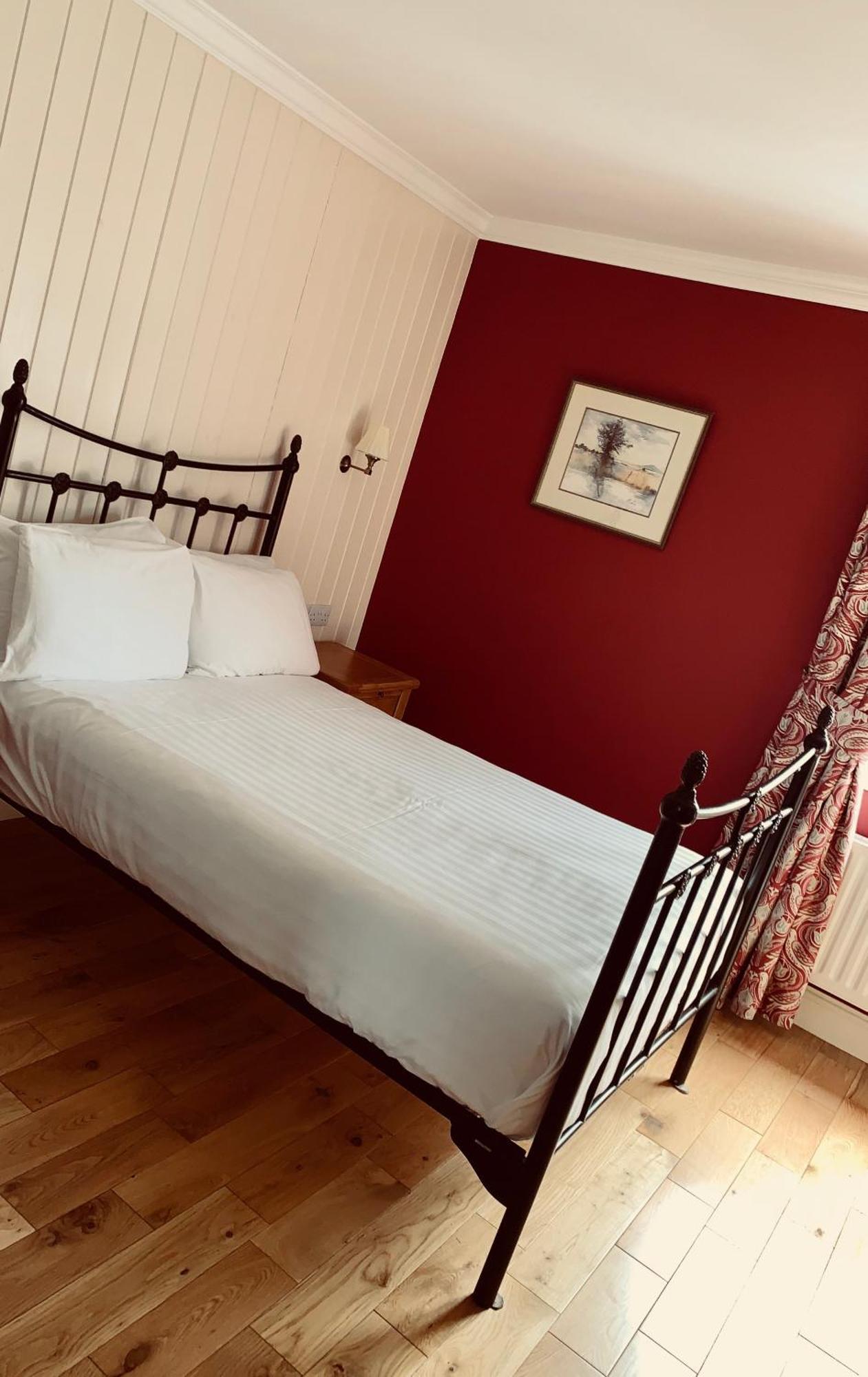 The Highlands Hotel Glenties Oda fotoğraf